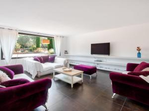 Телевизор и/или развлекательный центр в Holiday Home Villa Montagne by Interhome