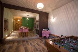 um quarto com uma mesa e uma mesa de bilhar em Casas do Terreiro em Seia