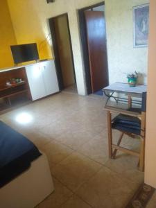 sala de estar con mesa, sofá y mesa en Departamento amplio en Alta Córdoba con cochera, en Córdoba
