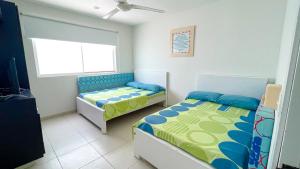 Postel nebo postele na pokoji v ubytování Hermoso Apartamento Frente al Mar 3 Habitaciones TR12 + 17 fotografií