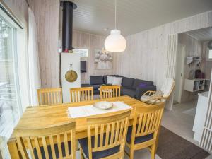 une salle à manger et un salon avec une table et des chaises dans l'établissement Holiday Home Merikataja by Interhome, à Kemi