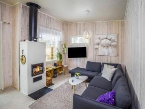 un salon avec un canapé et une cheminée dans l'établissement Holiday Home Merikataja by Interhome, à Kemi