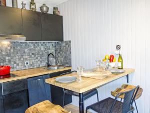 Kuchyň nebo kuchyňský kout v ubytování Apartment Le Roc de Peclet by Interhome