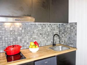 Kuchyň nebo kuchyňský kout v ubytování Apartment Le Roc de Peclet by Interhome + 20 fotografií
