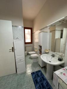 a bathroom with a sink and a toilet and a sink at 6 Minuti Dal Centro-Villetta indipendente-Mazara in Mazara del Vallo