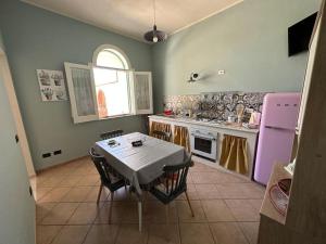 a kitchen with a table and a table and a stove at 6 Minuti Dal Centro-Villetta indipendente-Mazara in Mazara del Vallo