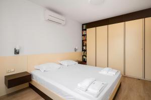 Postel nebo postele na pokoji v ubytování Spacious 2BD Flat with Secure Free Parking