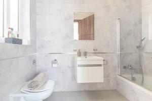 Ένα μπάνιο στο Penthouse with Side Sea View +33 φωτογραφίες