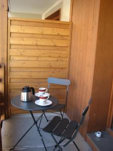 Příslušenství pro přípravu čaje a kávy v ubytování Appt Le Hameau Des Rennes 4 étoiles Pieds des pistes Piscine Intérieure Extérieure + 35 fotografií