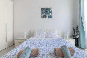 Ένα ή περισσότερα κρεβάτια σε δωμάτιο στο Penthouse with Side Sea View