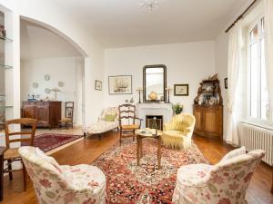 Χώρος καθιστικού στο Holiday Home La Solaine by Interhome