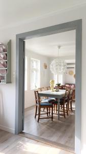 Un comedor con una mesa y sillas blancas. en Charming house in Ulsteinvik with free parking, en Ulsteinvik