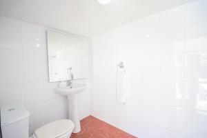 biała łazienka z toaletą i umywalką w obiekcie Cubo's Casa Los Mimbrales w mieście Alhaurín de la Torre +23 zdjęcia