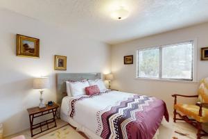 Ένα ή περισσότερα κρεβάτια σε δωμάτιο στο Humboldt Bay Retreat