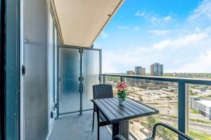 un balcone con tavolo e vista sulla città di Modern High Rise King bed Condo with Private Balcony a Kitchener