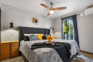 une chambre avec un lit et un ventilateur de plafond dans l'établissement Spring Lake King Balcony Suite, à Orlando