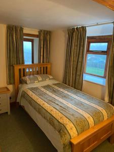 Giường trong phòng chung tại Thames Cottage, Old Mill Farm, Cotswold Water Park