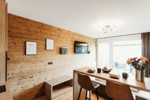 une salle à manger avec un mur en bois dans l'établissement Harzchalet Emma 3 - mit Sauna - Sankt Andreasberg, à Sankt-Andreasberg 20 autres photos
