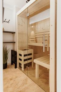 Cette chambre comprend un placard avec un banc et des étagères. dans l'établissement Harzchalet Emma 3 - mit Sauna - Sankt Andreasberg, à Sankt-Andreasberg