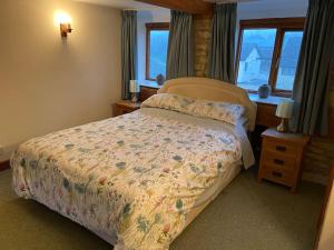 Giường trong phòng chung tại Thames Cottage, Old Mill Farm, Cotswold Water Park