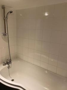 Phòng tắm tại Thames Cottage, Old Mill Farm, Cotswold Water Park