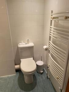 Phòng tắm tại Thames Cottage, Old Mill Farm, Cotswold Water Park +22 ảnh