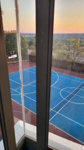 una ventana con vistas a una pista de tenis en The Concept, en Centurion