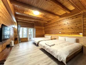 Ліжко або ліжка в номері Dingdai Glass Villa
