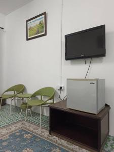 Телевизор и/или развлекательный центр в One Mek Roomstay +22 фотографии