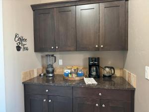 una cocina con una barra con una licuadora. en Spacious Family Retreat with Hot Tub & Home Theater, en Meridian