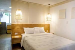 Een bed of bedden in een kamer bij Modern Apt with Workspace in Central Queretaro