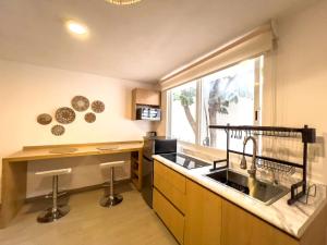 Een keuken of kitchenette bij Modern Apt with Workspace in Central Queretaro