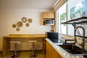 Een keuken of kitchenette bij Modern Apt with Workspace in Central Queretaro