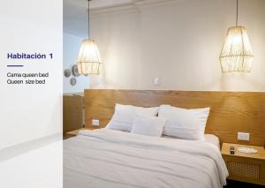 Een bed of bedden in een kamer bij Modern Apt with Workspace in Central Queretaro