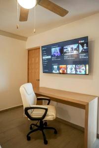 Een TV en/of entertainmentcenter bij Modern Apt with Workspace in Central Queretaro

