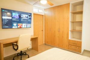 Een TV en/of entertainmentcenter bij Modern Apt with Workspace in Central Queretaro
