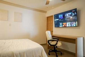 Een TV en/of entertainmentcenter bij Modern Apt with Workspace in Central Queretaro
