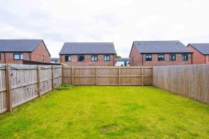 un cortile con una recinzione in legno e alcune case di Spacious 4-Bed Manchester Home a Manchester