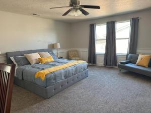 Un dormitorio con una cama y un ventilador de techo. en Spacious Family Retreat with Hot Tub & Home Theater, en Meridian