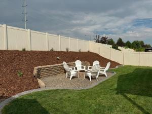 Dos sillas y una mesa en un patio. en Spacious Family Retreat with Hot Tub & Home Theater, en Meridian