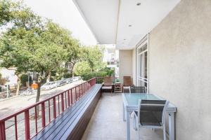 Bright 2BR w balcony on Shlomo Hameleh by HolyGuest