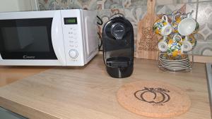 a coffee maker sitting next to a microwave on a counter at Casa Gioele in Siracusa