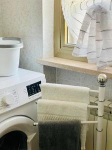 a laundry room with a washing machine and towels at Casa ORI in Montesilvano