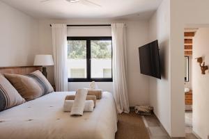ハベアにあるCa Jardi, Luxury Ibiza-Style villa with private pool, Javeaの窓のある白いベッドのある寝室