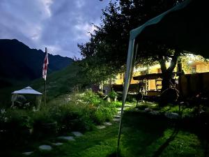 Utsikt mot fjell, enten fra gjestgiveriet eller fra et annet sted