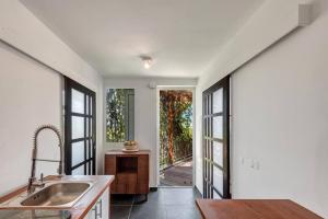 Fotografie z fotogalerie ubytování T3 Lumineux avec vue exceptionnelle et piscine Oasis de nature et Sérénité v destinaci Petit-Canal