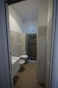 ローマにあるSweet Monte Verdeのバスルーム(トイレ、洗面台、シャワー付)