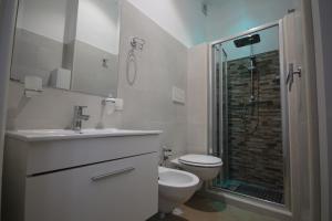 ローマにあるSweet Monte Verdeのバスルーム(洗面台、トイレ、シャワー付)