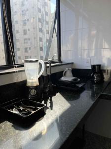 encimera de cocina con licuadora y ventana en LK Lourdes 10, en Belo Horizonte