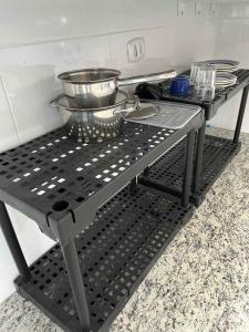 una mesa en una cocina con platos. en LK Lourdes 10, en Belo Horizonte